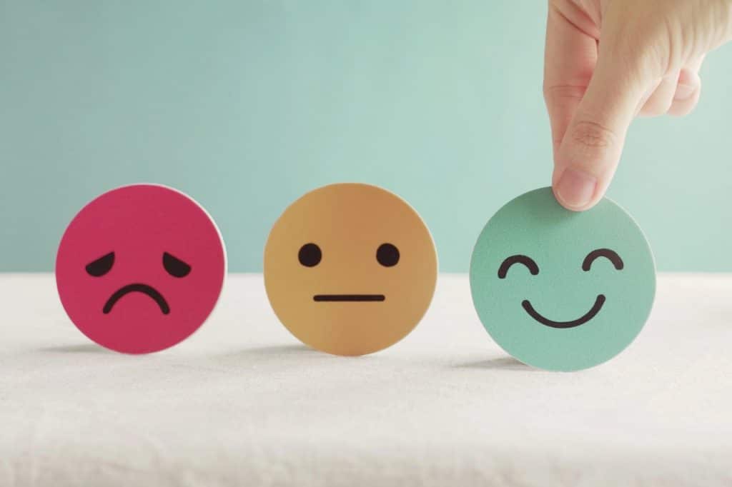 illustration d'avis clients avec emoji rouge triste, emoji jaune neutre, emoji vert content