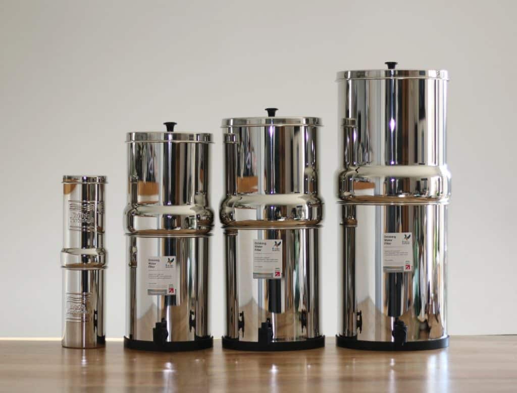 Filtres à eau British Berkefeld 1L, 6L, 8,5L et 12L en inox posés sur une table en bois