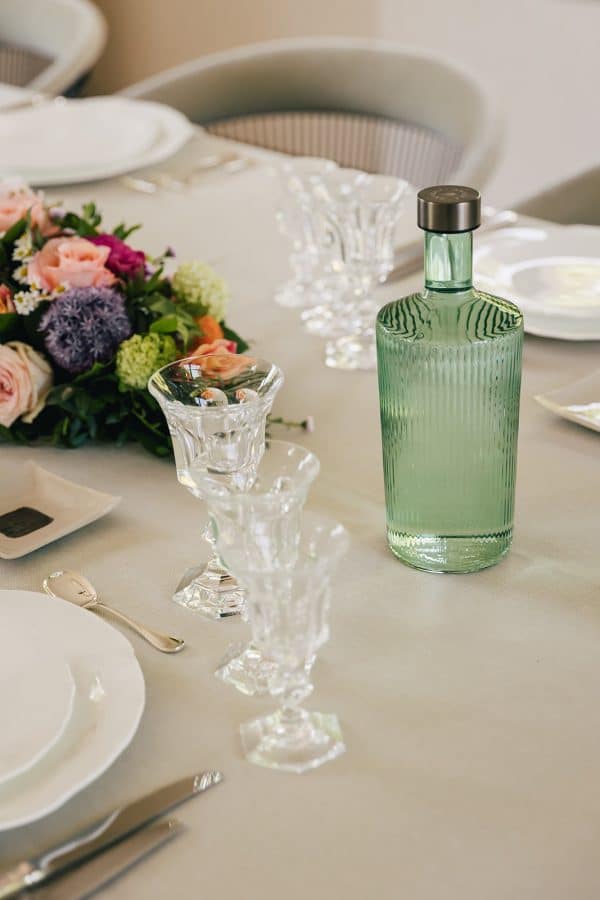 Bouteille Bondi de Paveau sur une table avec des fleurs et des verres